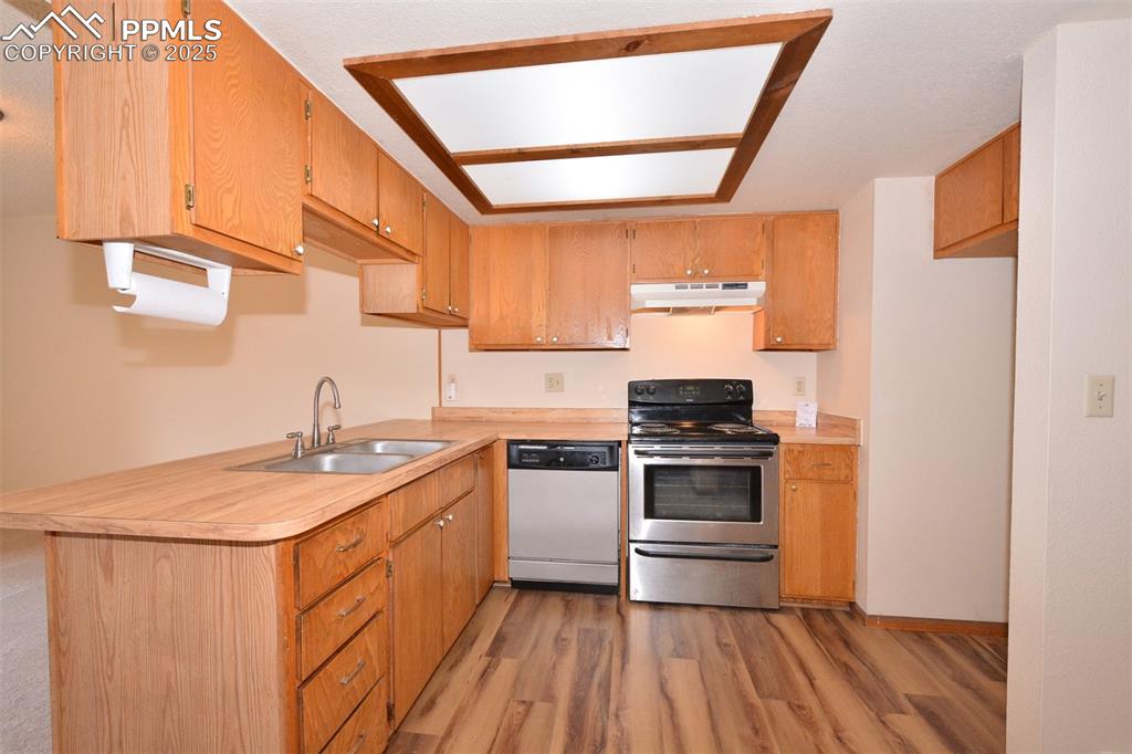 Image 4 of 20: Kitchen