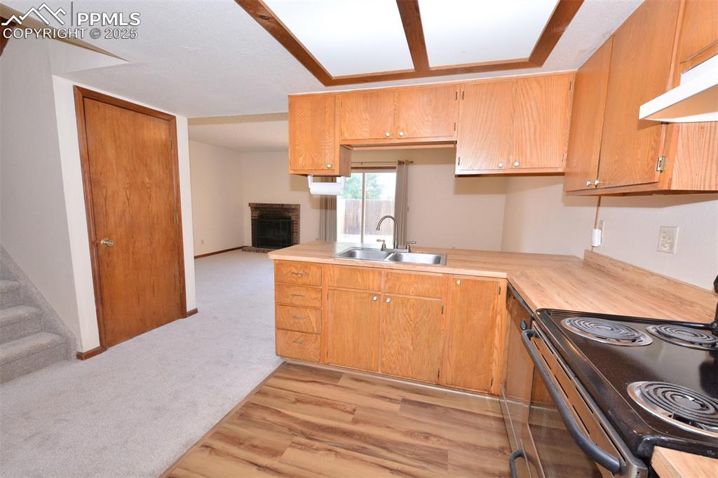 Image 6 of 20: Kitchen