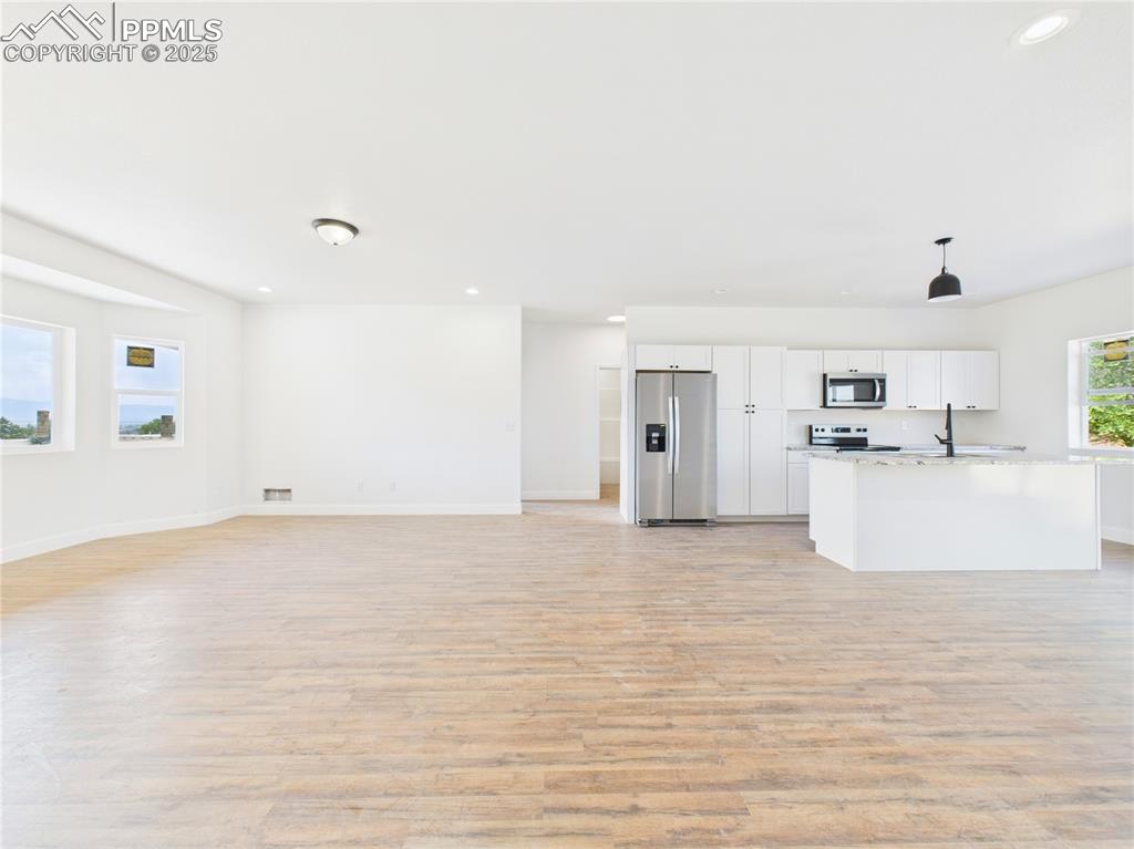 Image 12 of 27: Kitchen