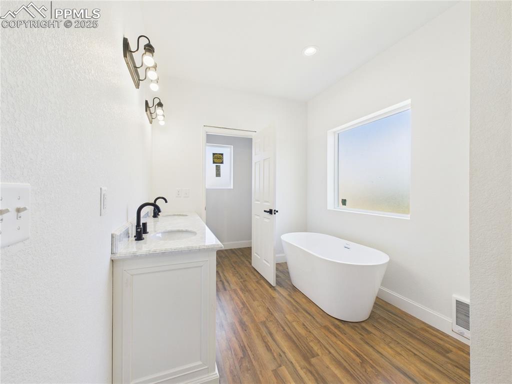 Image 16 of 27: Bathroom