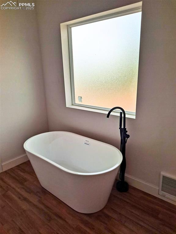 Image 17 of 27: Bathroom