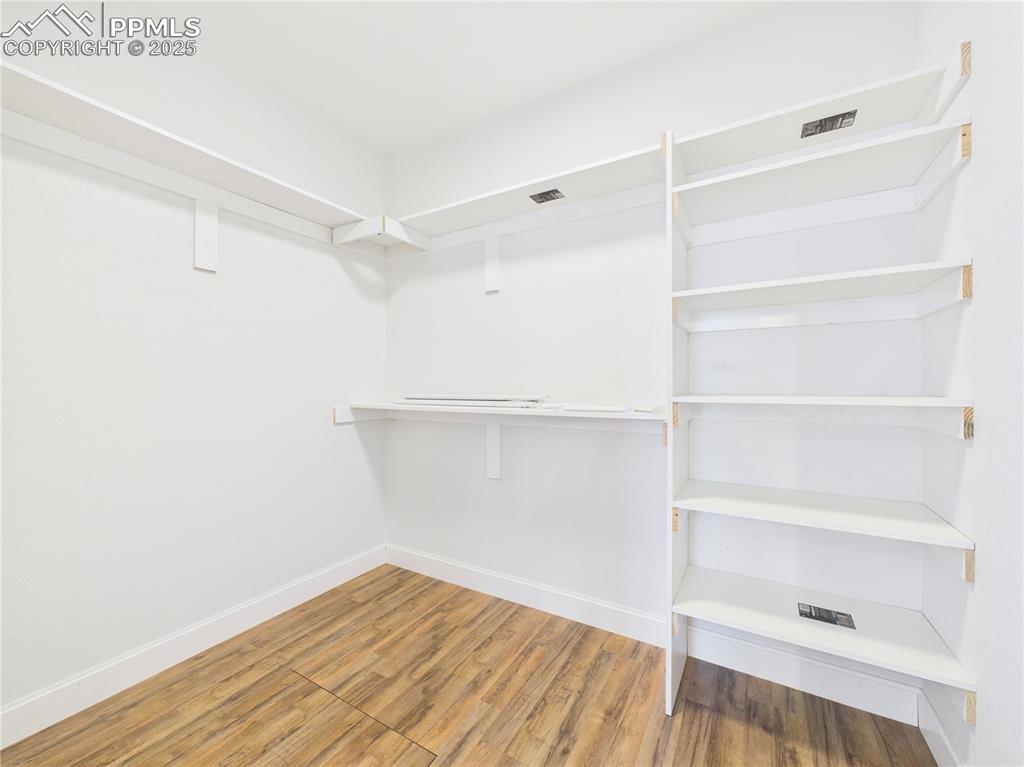 Image 20 of 27: Closet