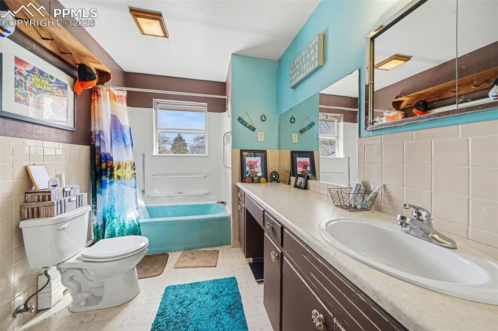 Image 14 of 22: Bathroom