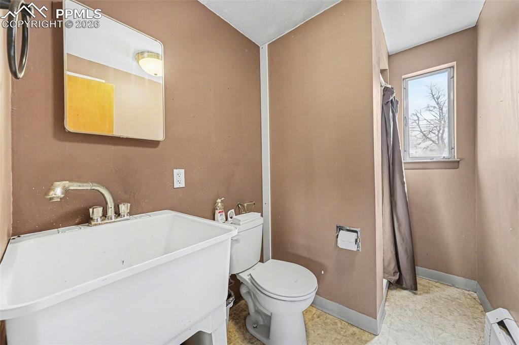 Image 15 of 22: Bathroom