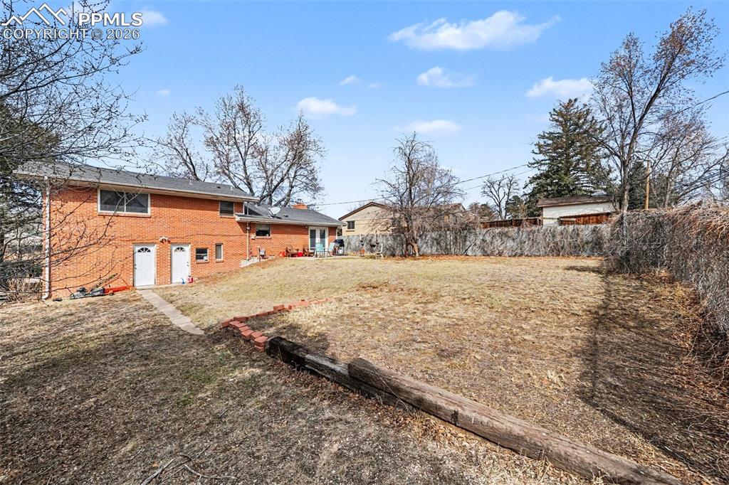 Image 19 of 22: Yard