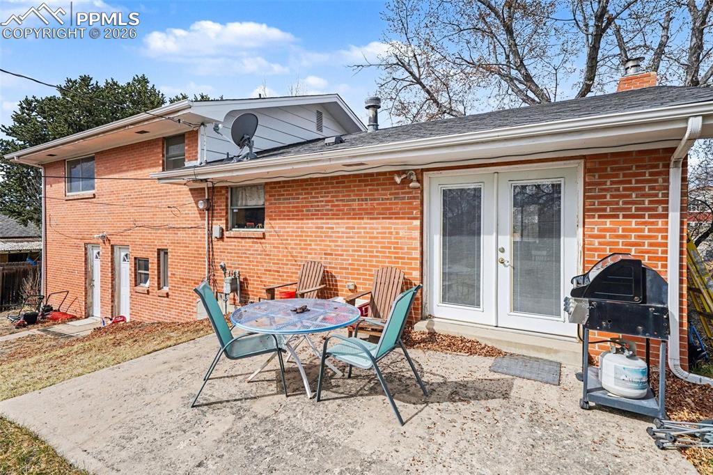 Image 20 of 22: Back of Structure