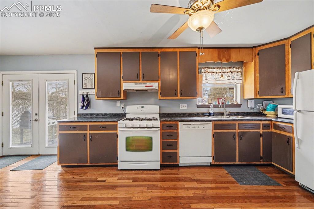 Image 9 of 22: Kitchen