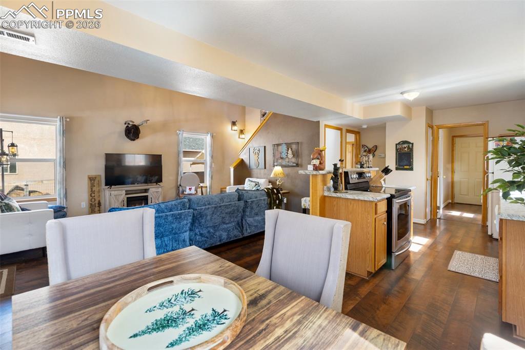 Image 18 of 49: Dining Area