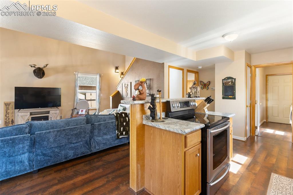 Image 19 of 49: Kitchen