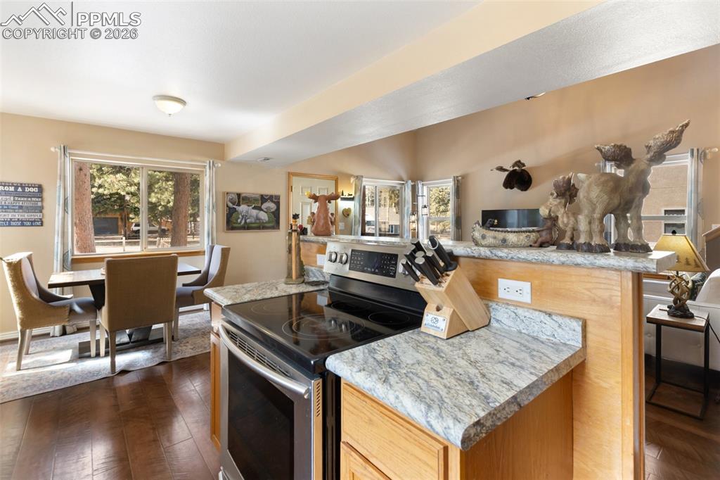 Image 21 of 49: Kitchen