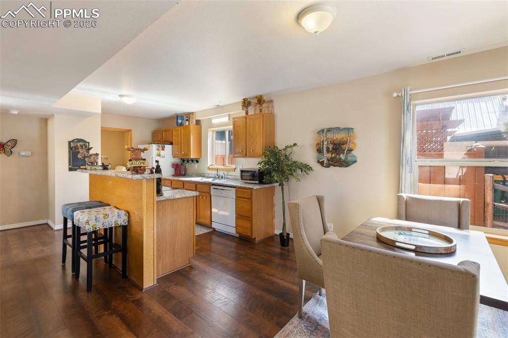 Image 22 of 49: Kitchen