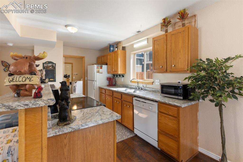 Image 23 of 49: Kitchen