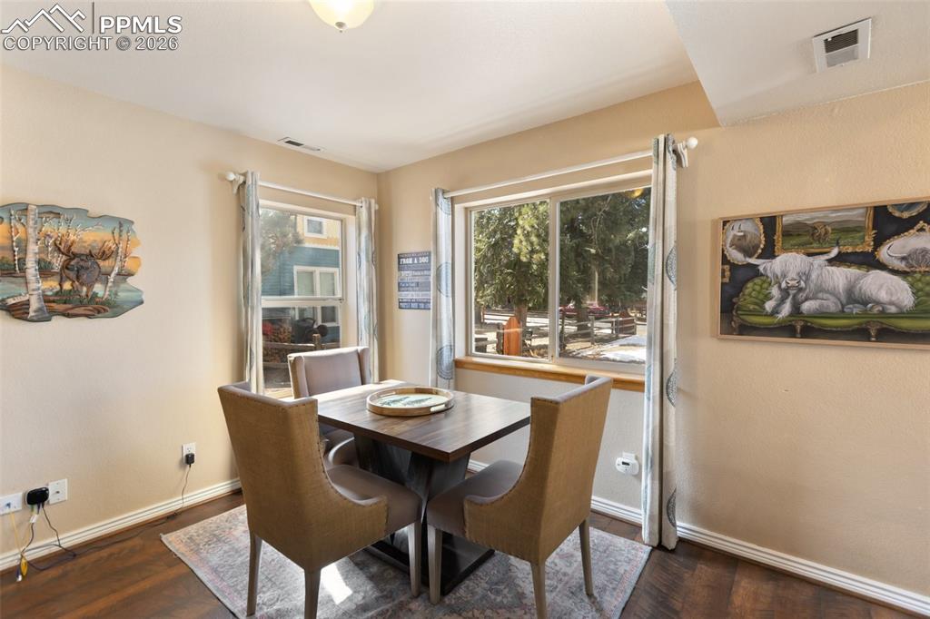 Image 24 of 49: Dining Area