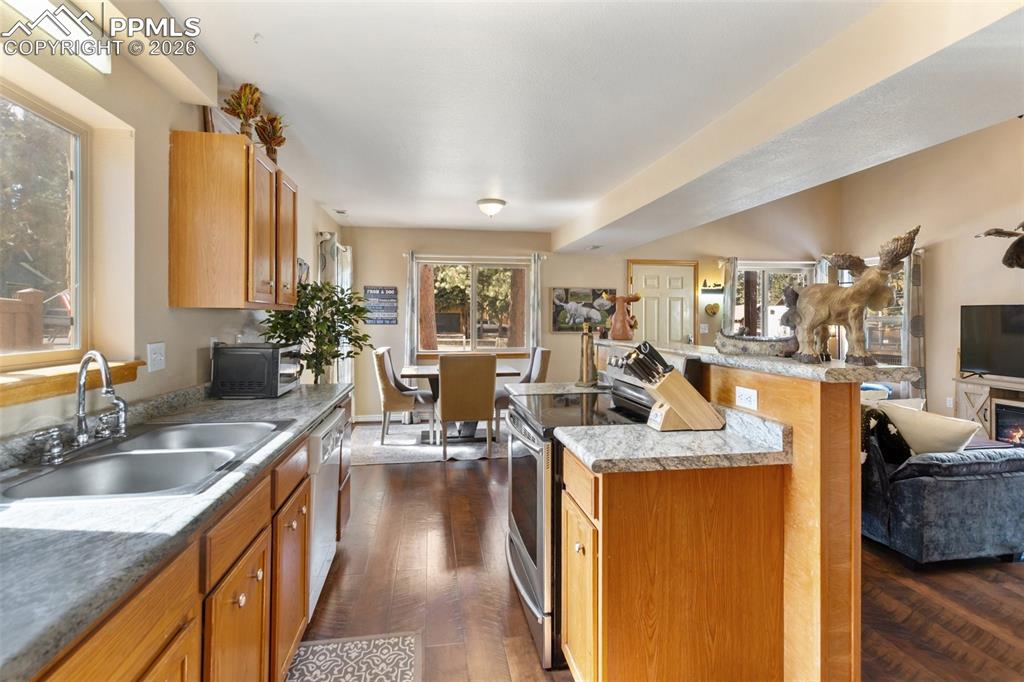 Image 26 of 49: Kitchen