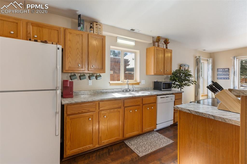 Image 27 of 49: Kitchen