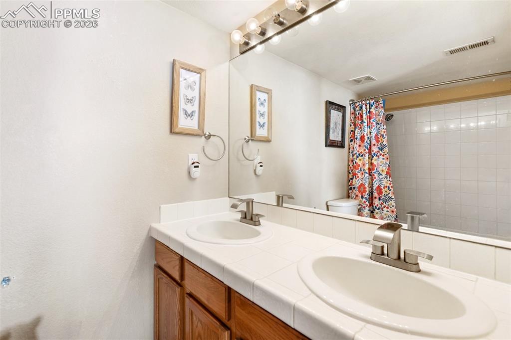 Image 33 of 49: Bathroom