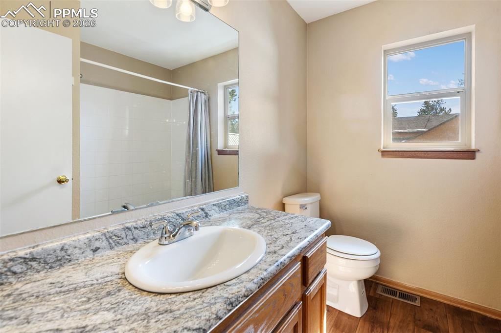 Image 38 of 49: Bathroom