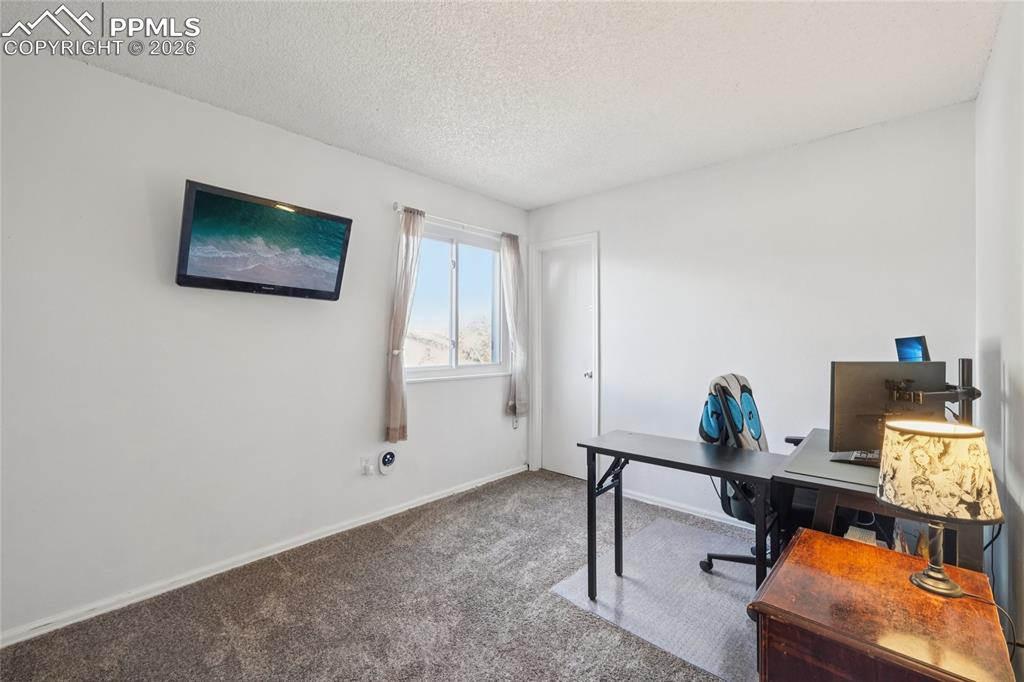 Image 17 of 23: Office