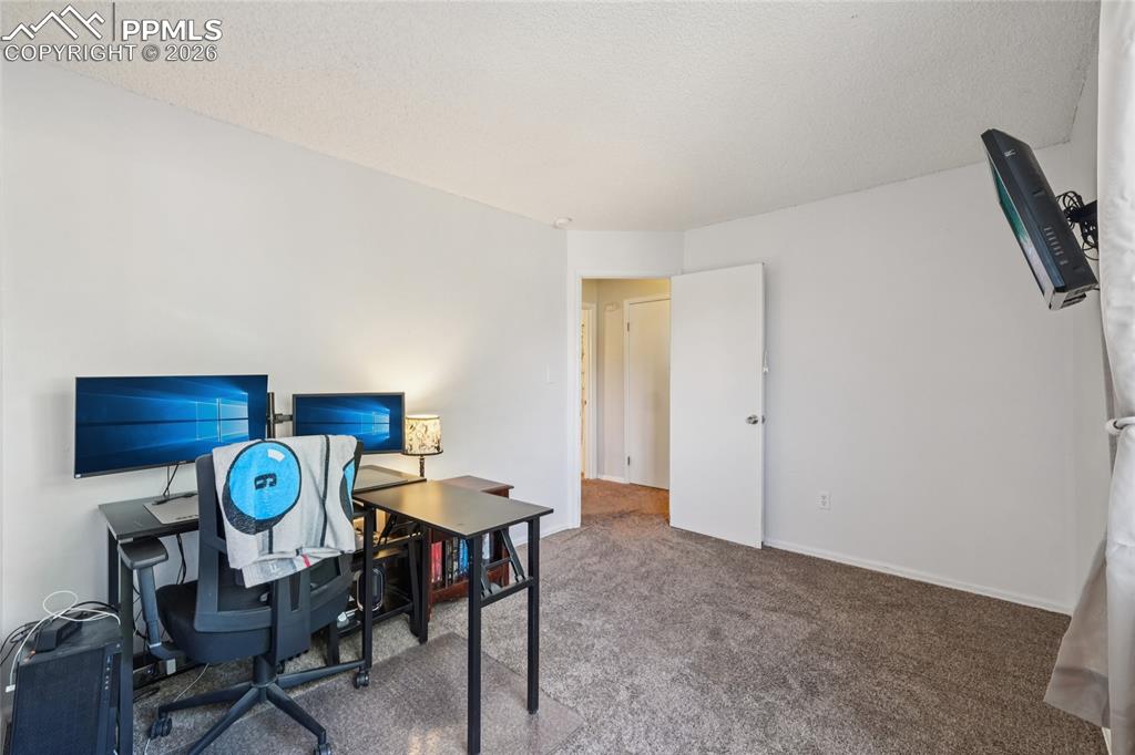 Image 18 of 23: Office