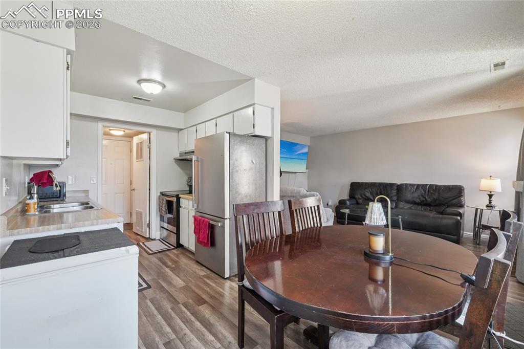 Image 5 of 23: Dining Area