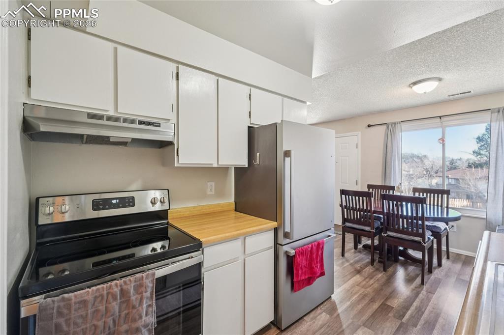 Image 8 of 23: Kitchen