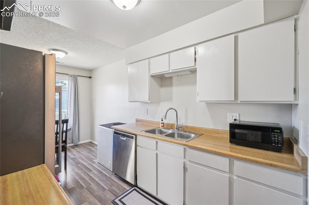 Image 9 of 23: Kitchen