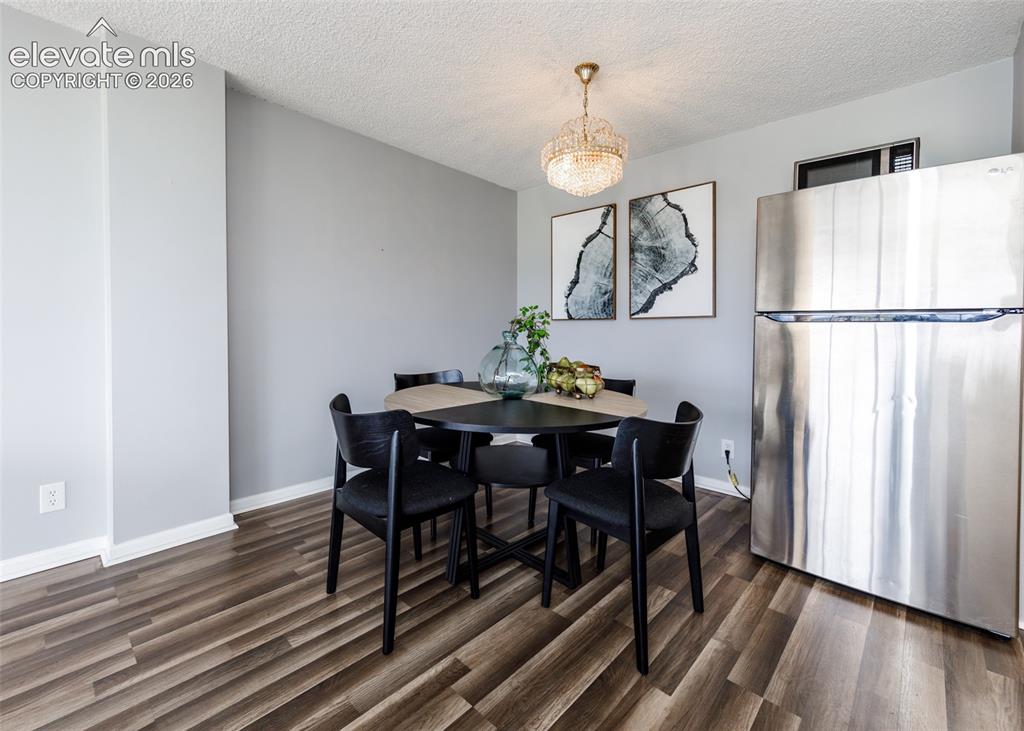 Image 14 of 41: Dining Area