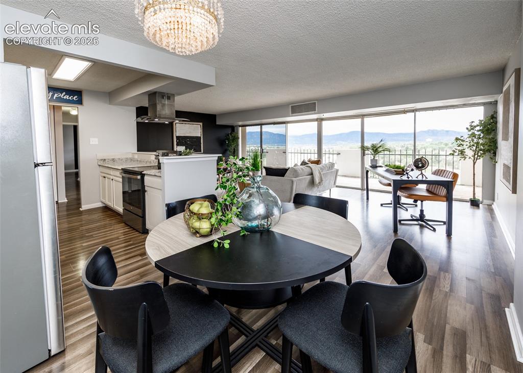 Image 16 of 41: Dining Area