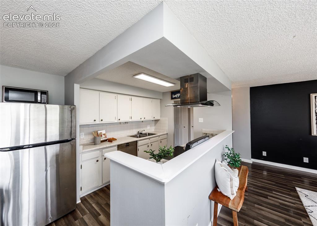 Image 18 of 41: Kitchen