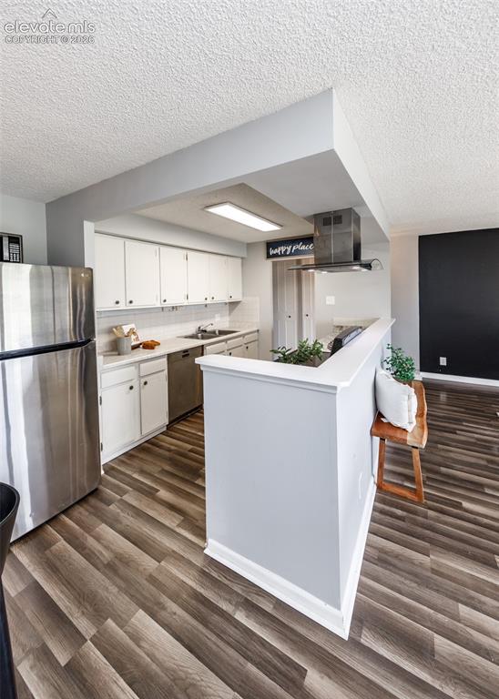 Image 19 of 41: Kitchen