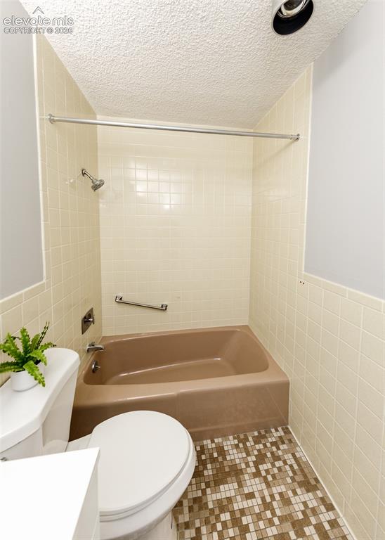 Image 29 of 41: Bathroom