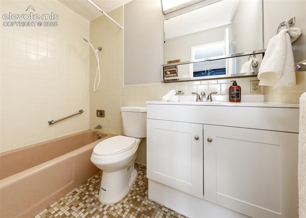 Image 34 of 41: Bathroom