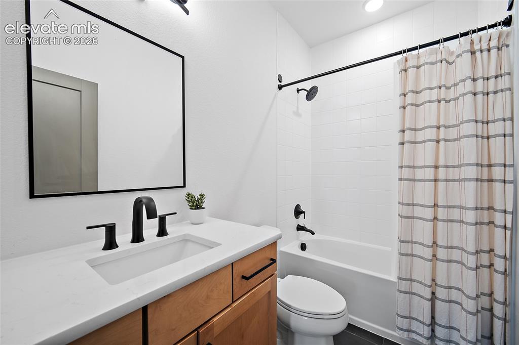 Image 19 of 36: Bathroom