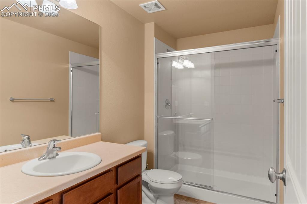 Image 23 of 36: Bathroom