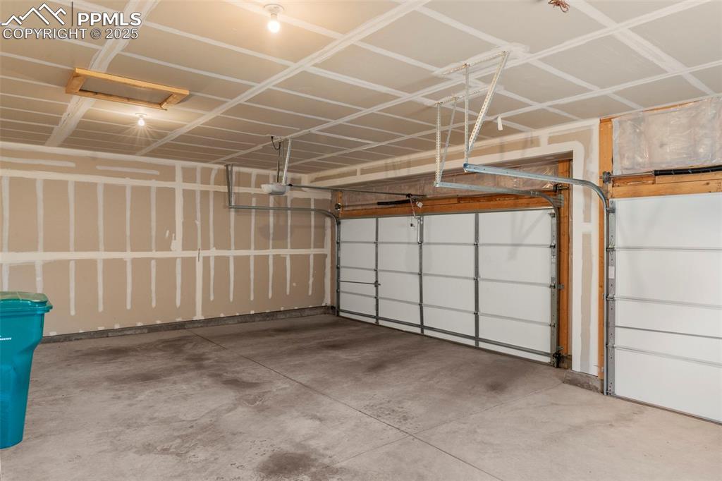 Image 30 of 36: Garage