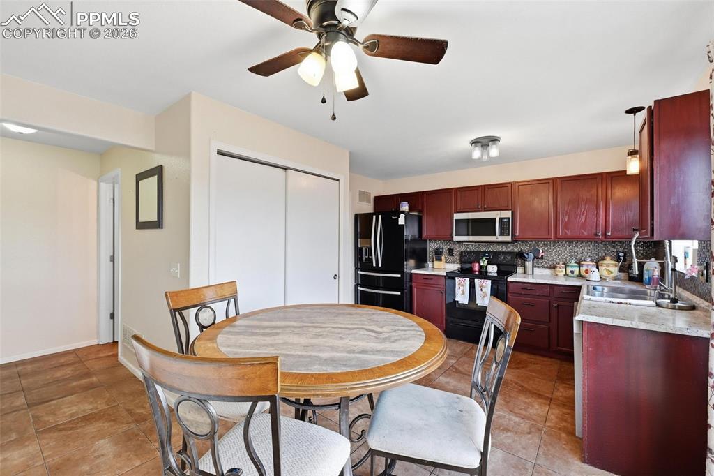 Image 7 of 22: Kitchen