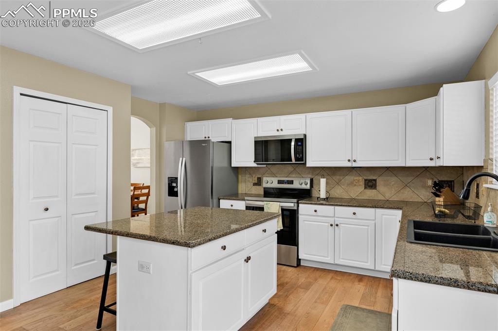 Image 13 of 48: Kitchen