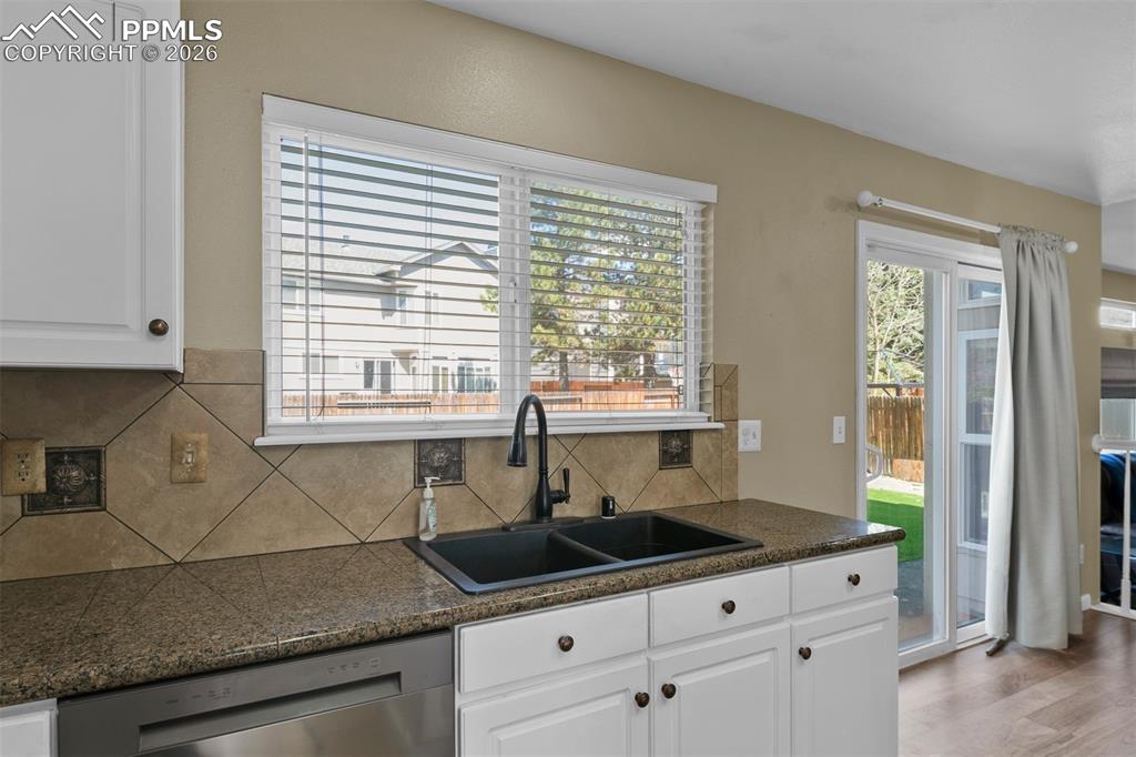 Image 14 of 48: Kitchen