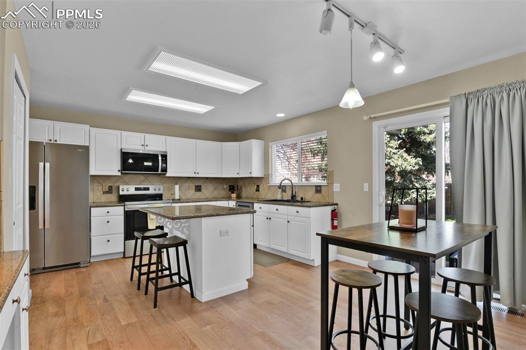 Image 18 of 48: Kitchen