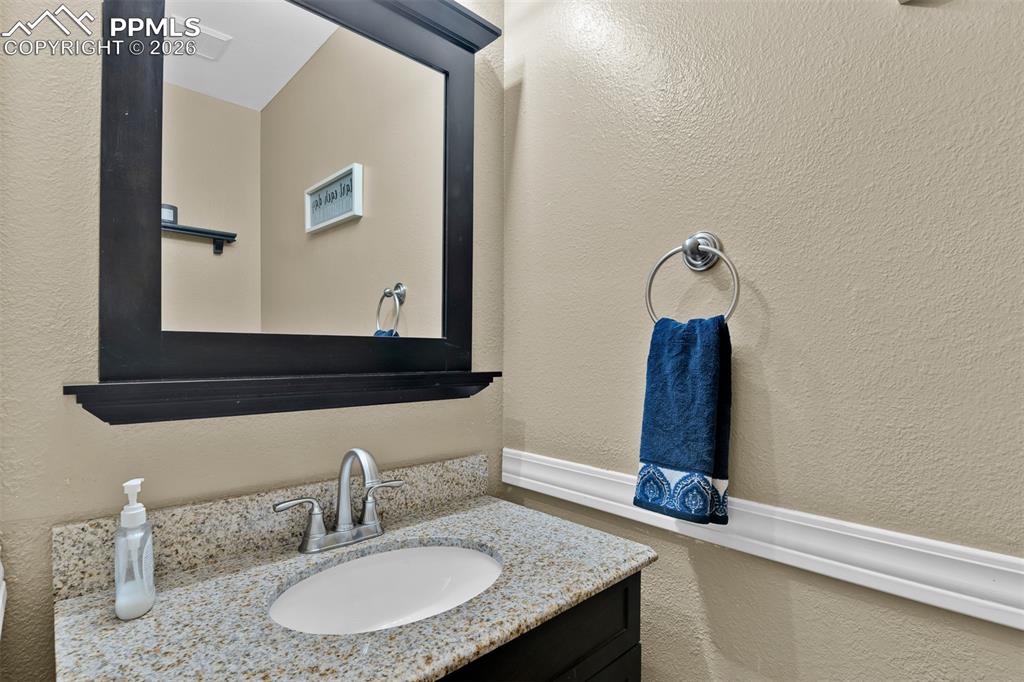 Image 23 of 48: Bathroom