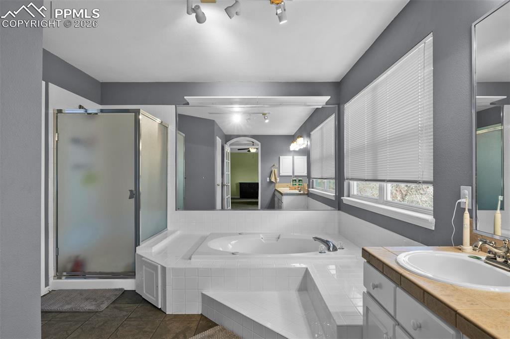 Image 26 of 48: Bathroom