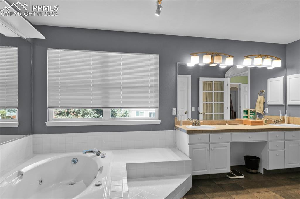 Image 27 of 48: Bathroom