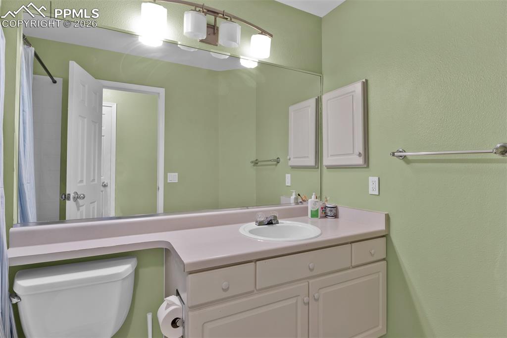 Image 29 of 48: Bathroom