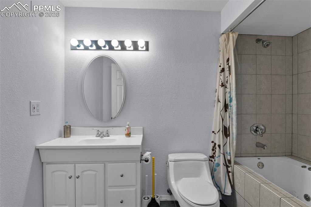 Image 37 of 48: Bathroom