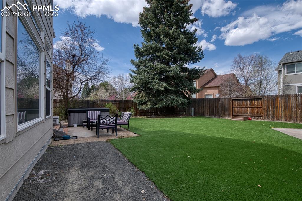 Image 40 of 48: Yard