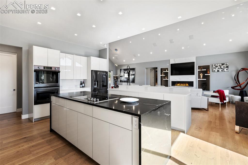 Image 10 of 35: Kitchen