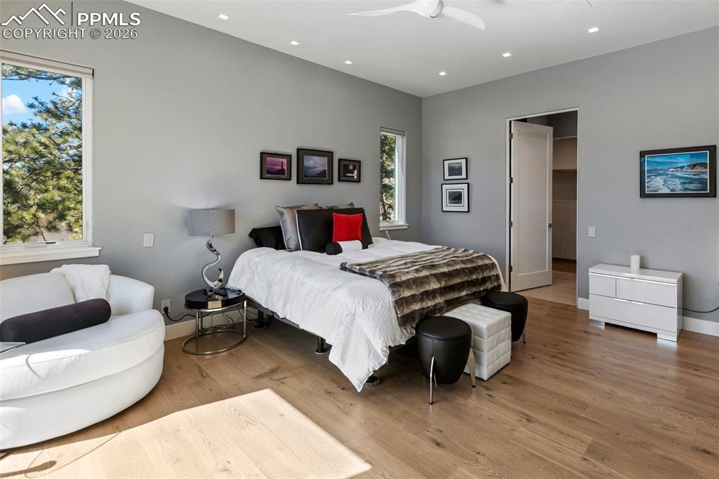 Image 12 of 35: Bedroom