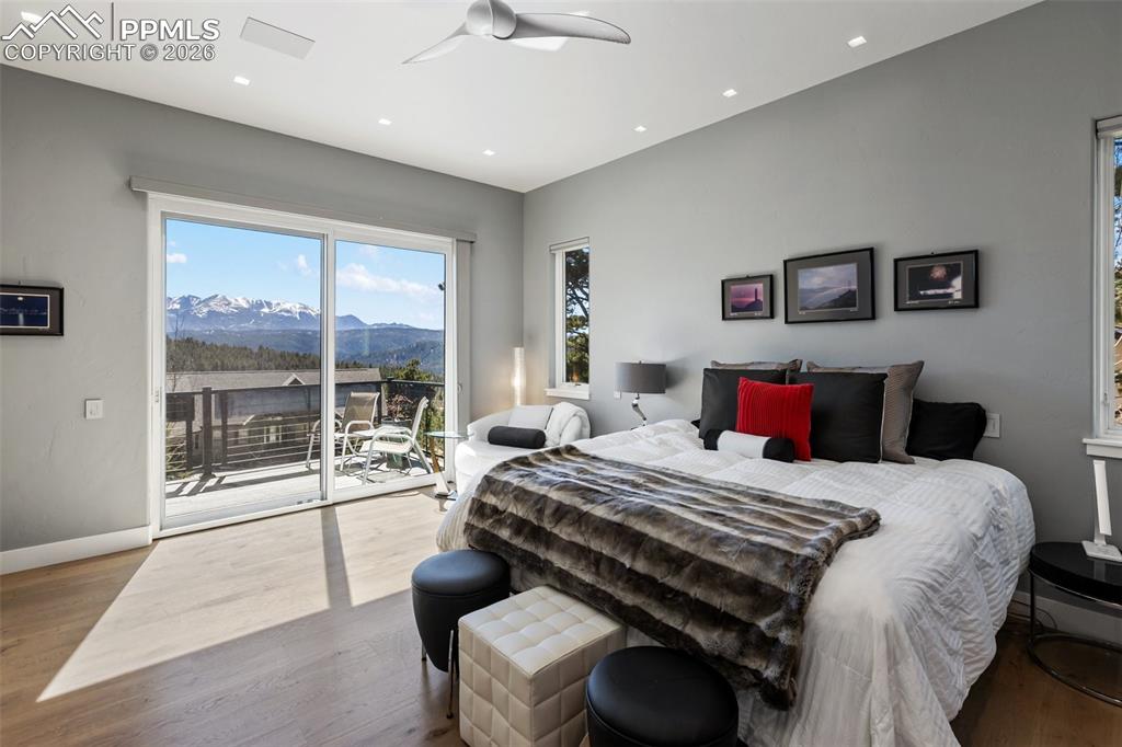 Image 14 of 35: Bedroom