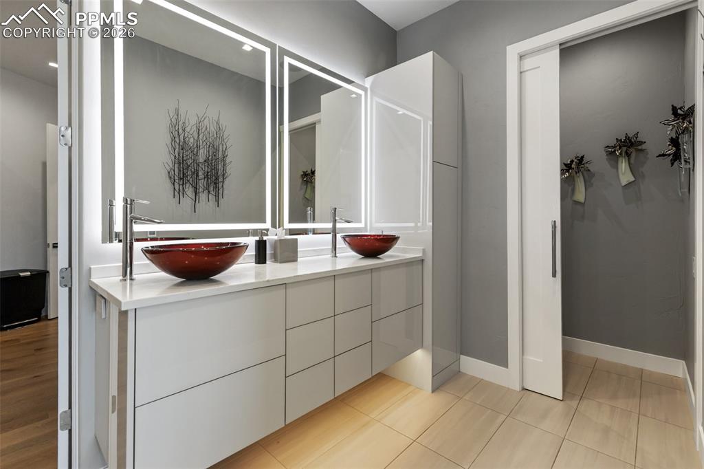 Image 15 of 35: Bathroom