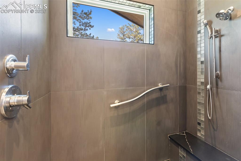 Image 16 of 35: Bathroom